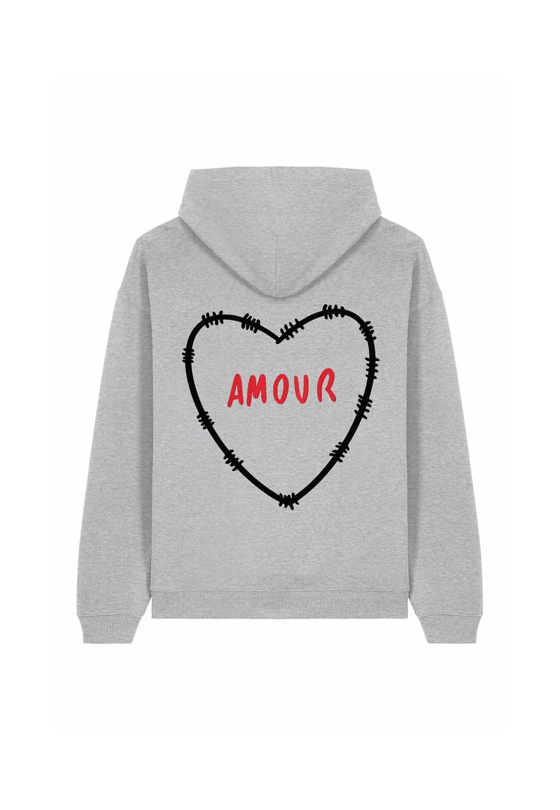 Felpa grigia con cappuccio regolabile. Sul retro presenta un contorno a forma di cuore con filo spinato nero e la parola "AMOUR" in rosso. Tessuto morbido.
