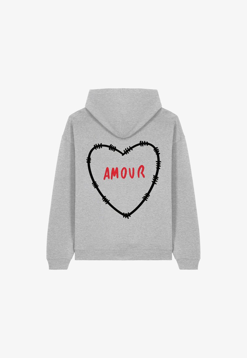 Sweatshirt gris avec capuche à cordon. L'arrière présente un contour de cœur en fil de fer barbelé noir avec le mot "AMOUR" en rouge. Texture de tissu douce.