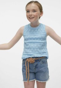 Jasnoniebieski, dziany bezrękawnik z teksturowanym wzorem w zygzaki, w zestawie z dżinsowymi szortami, ozdobiony plecionym paskiem z kwiatowym akcentem.