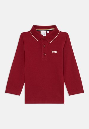 Polo shirt rouge à manches longues en tissu texturé, doté d'un col, d'une patte de boutonnage à trois boutons et d'un logo "BOSS" brodé en blanc.