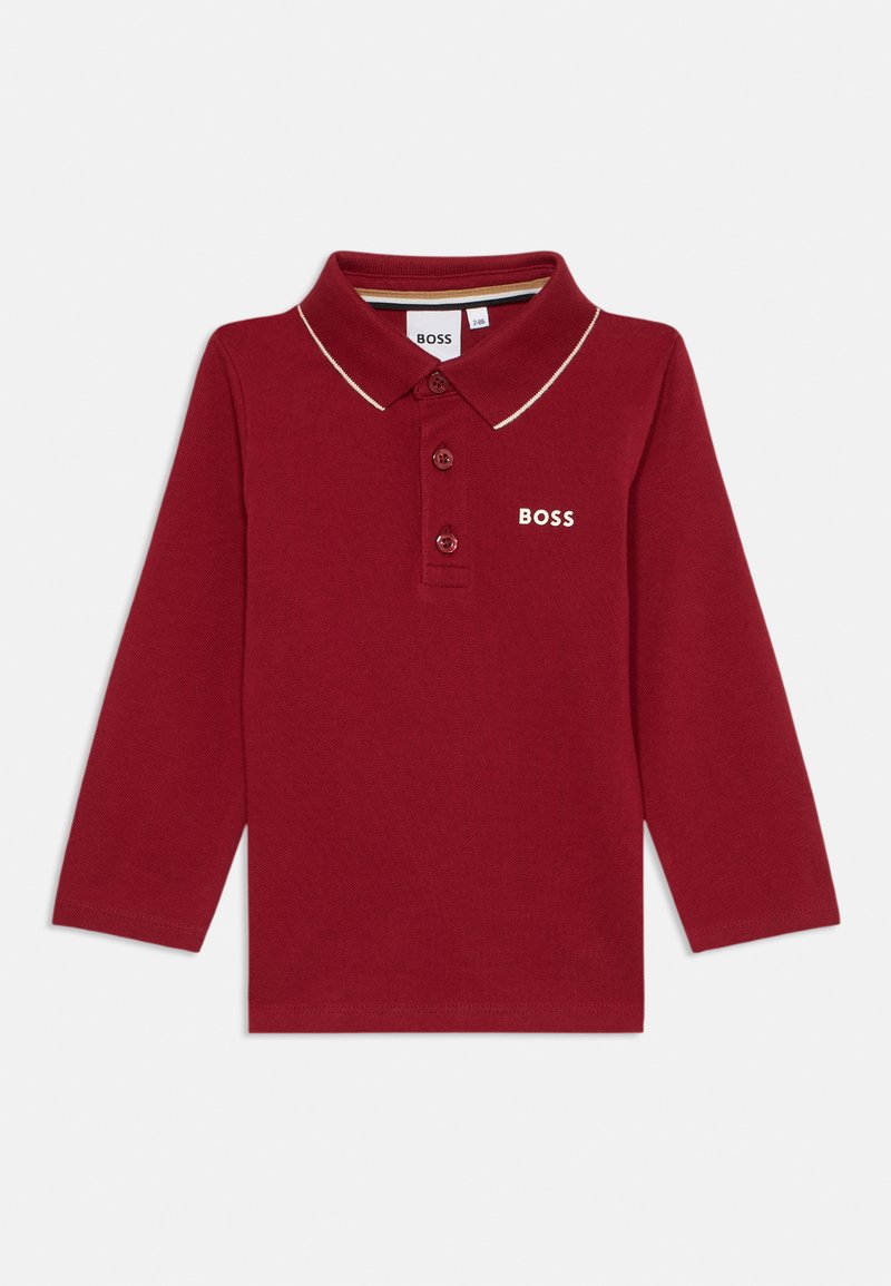 Piros, hosszú ujjú pólóing texturált anyagból, gallérral, három gombos légzáróval és fehér hímzett "BOSS" logóval.