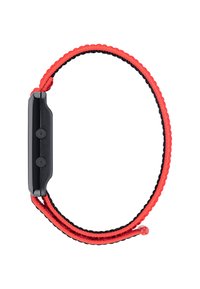 Zwarte smartwatch met een rood en zwart gevlochten band, met een rechthoekige wijzerplaat en twee knoppen aan één zijde. Accenten omvatten een rode einddop.