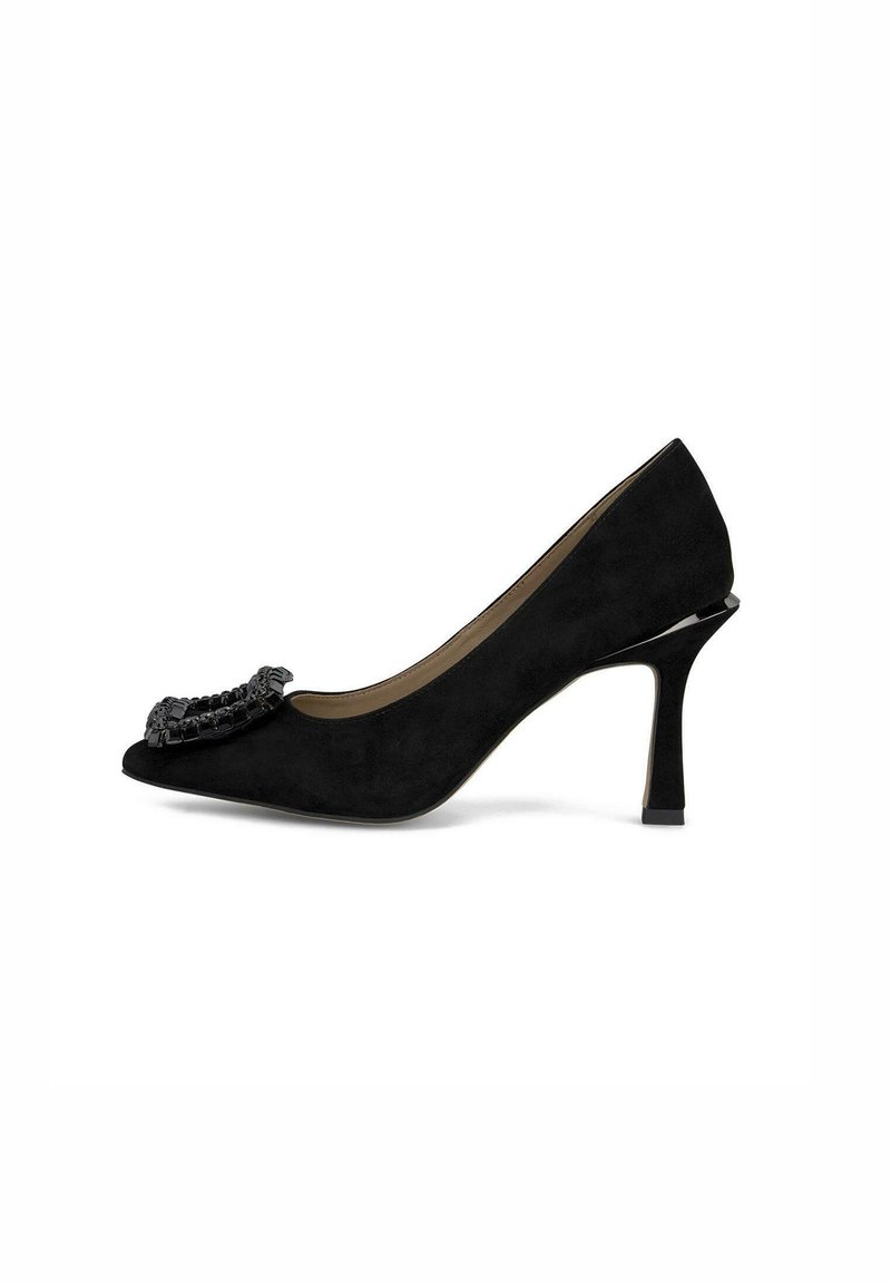 Scarpa nera in suede con tacco alto, punta affusolata e dettaglio decorativo in perle nere sul davanti. Presenta un tacco affusolato e una texture liscia.