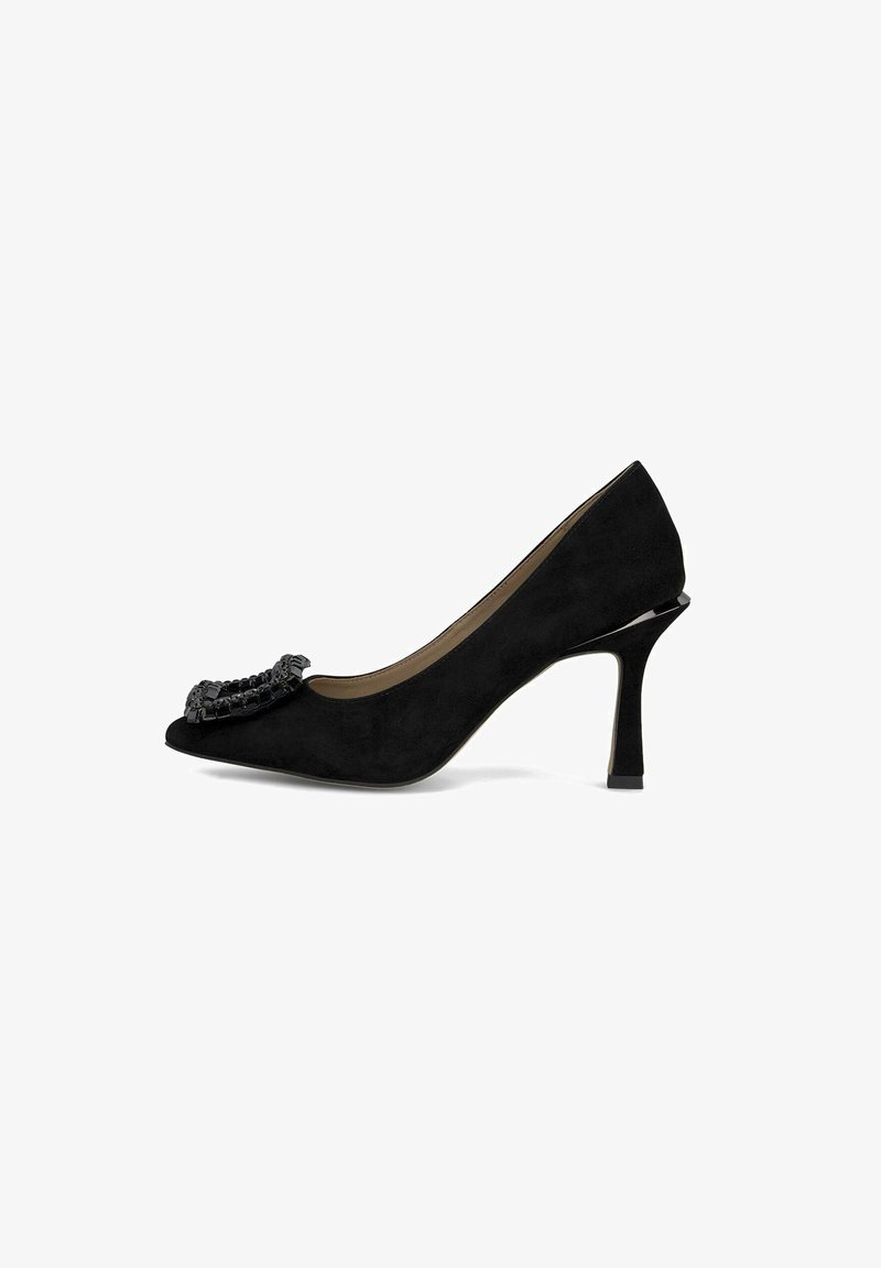 Scarpa nera in suede con tacco alto, punta affusolata e dettaglio decorativo in perle nere sul davanti. Presenta un tacco affusolato e una texture liscia.