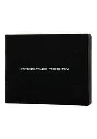 Boîte rectangulaire noire avec une finition mate. Comprend le texte "PORSCHE DESIGN" en caractères sans-serif blancs centré à l'avant.