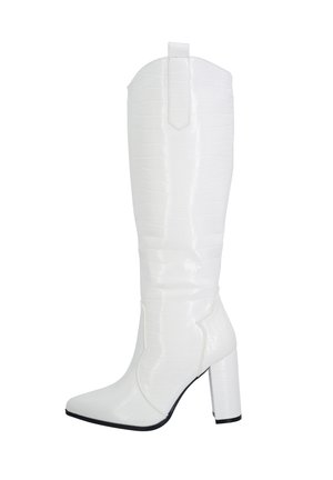 Bottes blanches à hauteur de genou avec une texture crocodile, bout pointu et talon épais. Équipées d'une languette à l'arrière pour un enfilage facile.