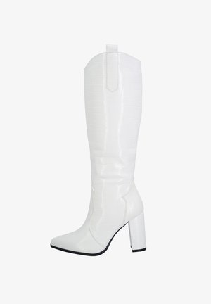 Bottes blanches à hauteur de genou avec une texture crocodile, bout pointu et talon épais. Équipées d'une languette à l'arrière pour un enfilage facile.