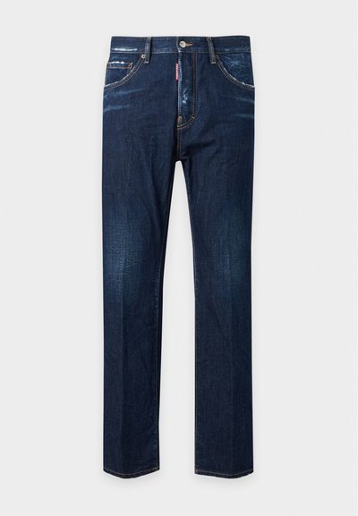 Jean droit en denim bleu foncé avec légère décoloration, cinq poches, fermeture par boutons et surpiqûres orange visibles.