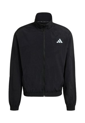 Czarna lekka kurtka z wysokim kołnierzem, zamkiem błyskawicznym z przodu, elastycznymi mankietami oraz odblaskowym logo Adidas na górnej lewej stronie.