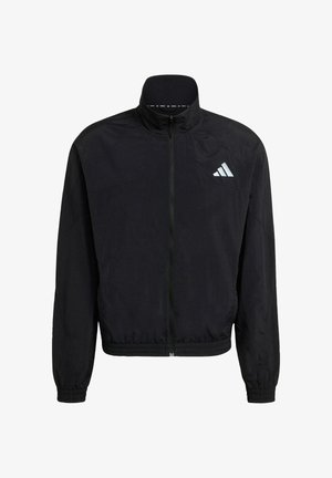 Czarna lekka kurtka z wysokim kołnierzem, zamkiem błyskawicznym z przodu, elastycznymi mankietami oraz odblaskowym logo Adidas na górnej lewej stronie.