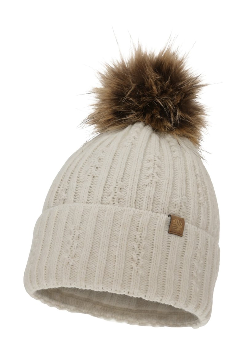 Bonnet tricoté blanc avec texture côtelée, orné d'un pompon en fausse fourrure marron sur le dessus et d'une petite étiquette logo sur le côté.