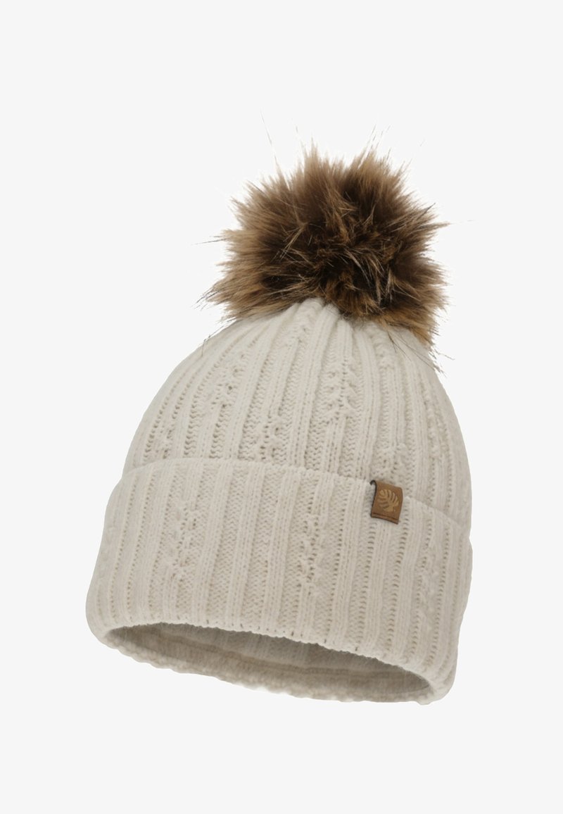 Bonnet tricoté blanc avec texture côtelée, orné d'un pompon en fausse fourrure marron sur le dessus et d'une petite étiquette logo sur le côté.