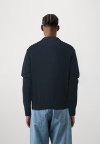 Guess Jeans BIG TRIANGLE  - Strickpullover - daring ocean