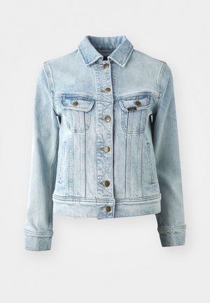 Lysblå denimjakke med klassisk krave, seks frontknapper, to brystlommer og stikninger på ærmer og kant.