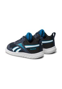 Pár čiernych a modrých atletických tenisiek Reebok s bielymi podrážkami a šnurovaním, zobrazených z zadného a bočného uhla.