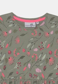 Dívčí olivově zelené šaty s růžovými a bílými květinovými a listovými vzory, kulatým výstřihem s růžovým lemováním a značkovou etiketou "šťastné dívky".