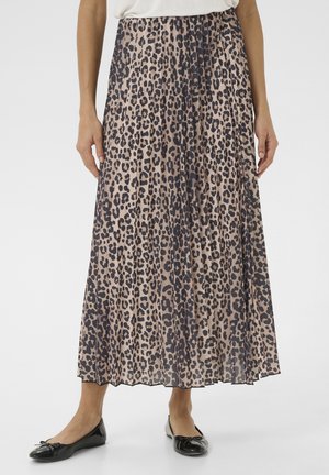 Maxi nederdel i let materiale, med en pink bund og sort leopardmønster. Plisseret design og bølget kant, båret med sorte balletflade sko.