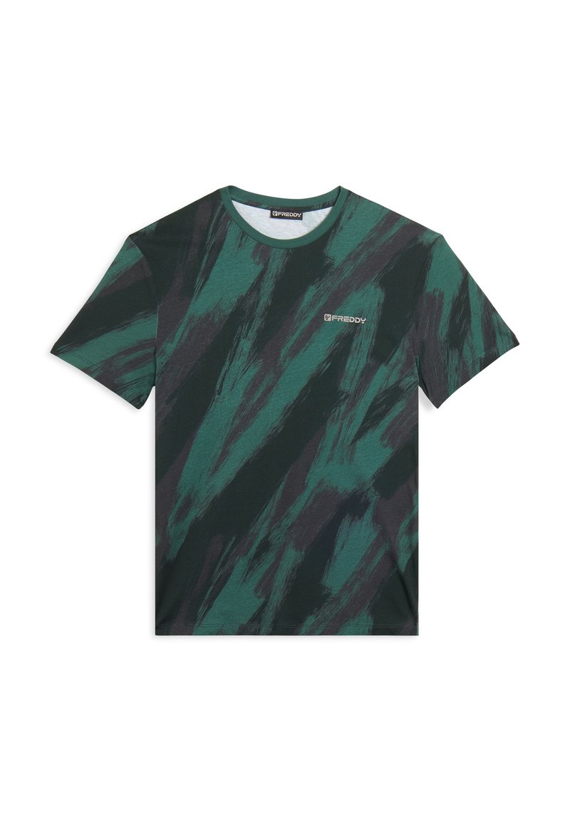 Camiseta de manga corta en verde oscuro y negro con un patrón abstracto, cuello redondo y pequeño logotipo blanco "FREDDY" en el lado izquierdo del pecho.