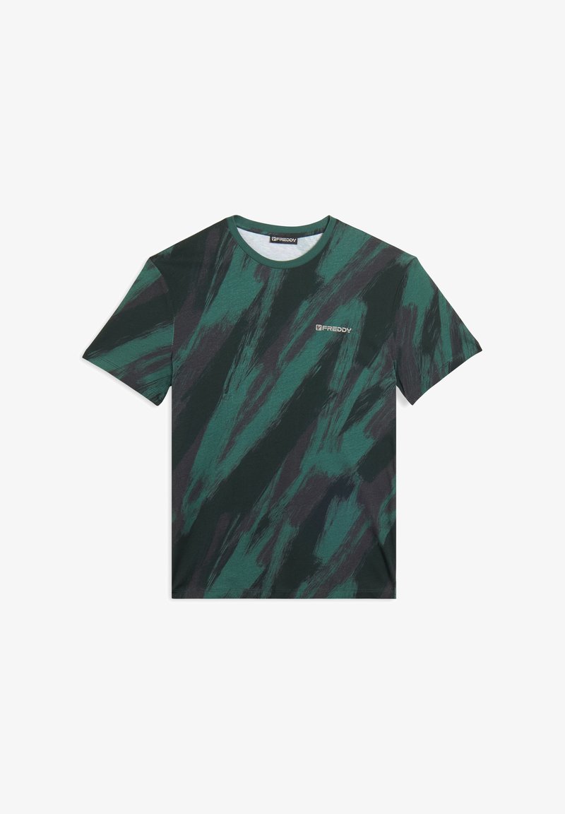 Camiseta de manga corta en verde oscuro y negro con un patrón abstracto, cuello redondo y pequeño logotipo blanco "FREDDY" en el lado izquierdo del pecho.