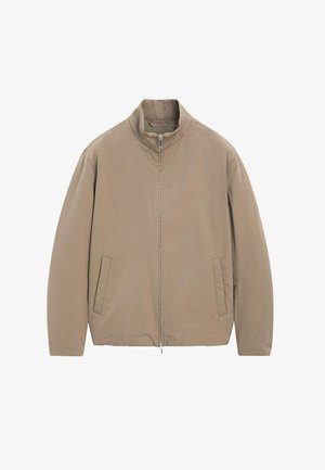 Beżowa lekka kurtka z wysokim kołnierzem, pełnym zamkiem z przodu i bocznymi kieszeniami. Gładka faktura i prosty design z minimalną liczbą szwów.