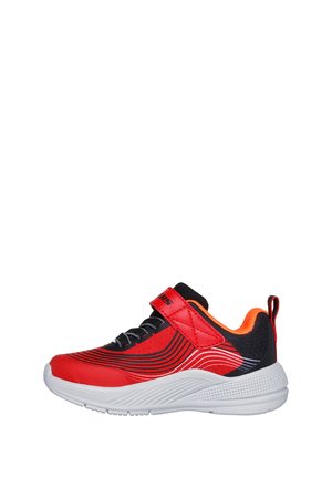 Zapatilla deportiva roja y negra con forro naranja, cordones negros, una correa de velcro roja y una suela blanca texturizada.