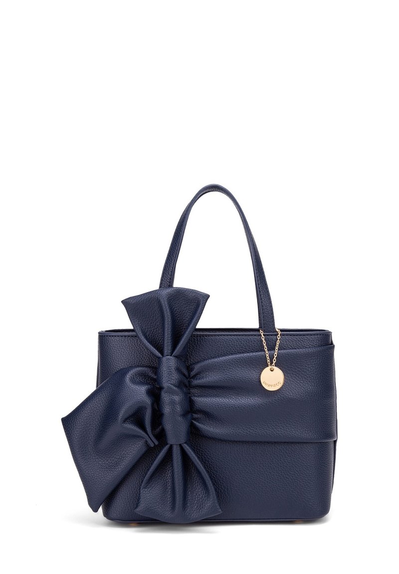 Donkerblauwe leren tote bag met een grote strikdetail aan de zijkant, textuur oppervlak, dubbele handvatten en een klein gouden label eraan bevestigd.