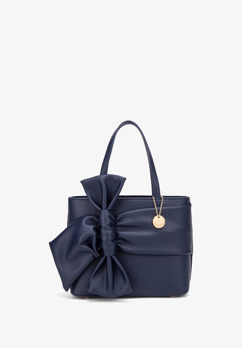 Sac fourre-tout en cuir bleu foncé avec un grand nœud sur le côté, surface texturée, double poignées et une petite étiquette en or attachée.