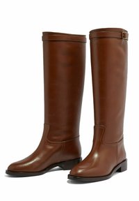 Botas de cuero marrón hasta la rodilla con un diseño elegante, suela plana y detalle de hebilla en la parte superior. Textura suave y acabado pulido.
