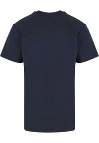 Tricou din bumbac de culoare bleumarin, cu mâneci scurte, guler rotund, de culoare solidă, grosime medie, cu o textură netedă și fără grafica sau modele vizibile.