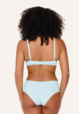 Ensemble de bikini bleu clair avec un dos à fermeture et des bretelles réglables, doté d'une texture lisse et d'un bas taille haute couvrant entièrement.