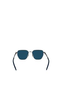 Occhiali da sole con lenti blu, forma ottagonale, montatura metallica argento e tempie blu navy. Design minimalista senza modelli o accenti visibili.