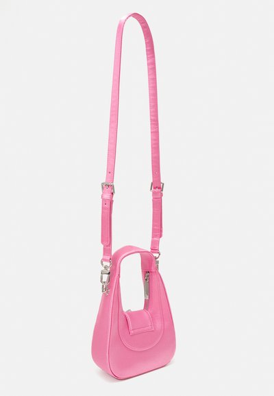Sac à main synthétique rose avec une forme arrondie, un devant plat, une bandoulière détachable et une poignée découpée. Comprend une fermeture éclair et une petite poche avant.