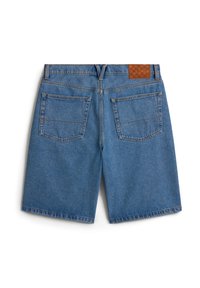 Denim shorts dengan nuansa biru terang, memiliki tekstur halus, dua kantong belakang, dan patch kulit cokelat di pinggang.