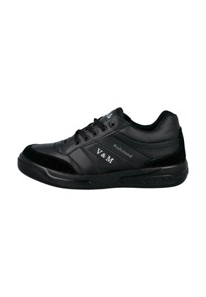 Zapatilla negra con cordones con texto "V&M" y "Professional", con un cuello acolchado y suela texturizada, vista de lado sobre fondo blanco.