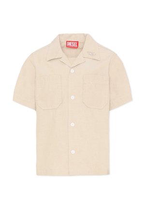 Camicia beige a maniche corte con bottoni, due tasche sul petto, piccolo fermacollo e etichetta rossa della marca Diesel all'interno del colletto.
