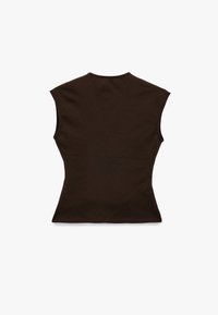 Top sin mangas ajustado de color marrón con un cuello alto y una textura suave. La parte posterior no presenta costuras visibles ni adornos.