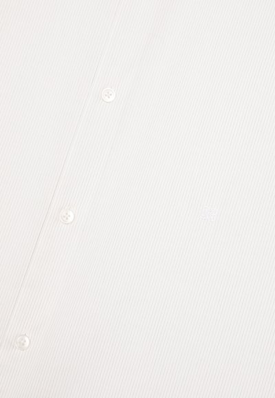 Witte dress shirt met fijne verticale grijze strepen, drie zichtbare witte knopen en subtiele geborduurde logo aan de rechterkant.