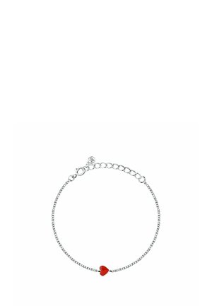Braccialetto a catena in argento con chiusura regolabile, caratterizzato da un piccolo ciondolo a forma di cuore rosso al centro della catena.