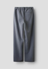 Pantalon droit gris avec taille élastique et poche passepoilée au dos, vu de l'arrière sur fond blanc.