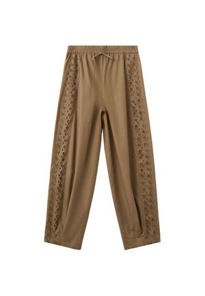Pantalones marrones con cintura elástica y cordón, con paneles de encaje estampado que recorren los lados exteriores de cada pierna.