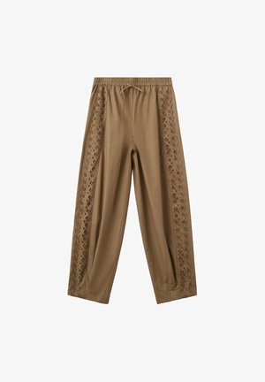 Pantalones marrones con cintura elástica y cordón, con paneles de encaje estampado que recorren los lados exteriores de cada pierna.