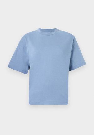 Φωτεινό γαλάζιο κοντομάνικο μπλουζάκι με στρογγυλή λαιμόκοψη και μικρό κεντημένο λογότυπο στο αριστερό στήθος, παρουσιάζεται σε λευκό φόντο.