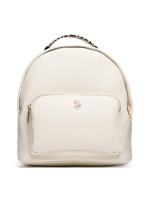 Piccolo zaino bianco in pelle strutturata con tasca frontale con zip e manico con stampa leopardata su sfondo bianco.