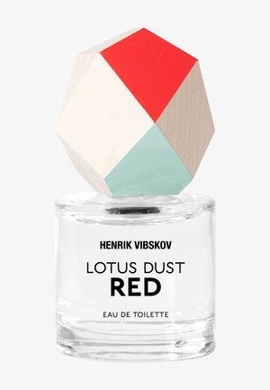 Lotus Dust RED eau de toilette presenta una bottiglia di vetro trasparente con un tappo geometrico in legno dipinto di rosso, turchese e tonalità di legno naturale.