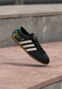 Επιλέχθηκε, core black/off white