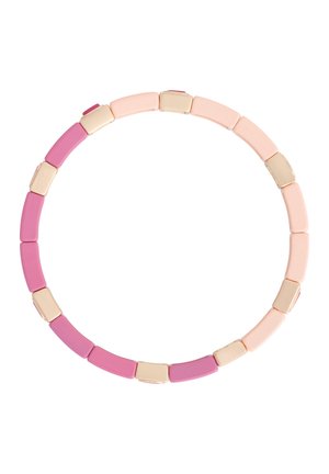 Pulsera elástica con cuentas rectangulares alternas en tonos rosa, beige y dorado formando un patrón circular sobre un fondo blanco.