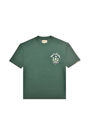 T-shirt verde a maniche corte con piccolo fiore bianco e grafica di un'auto d'epoca sul petto sinistro e testo in corsivo sopra.