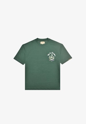 T-shirt verde a maniche corte con piccolo fiore bianco e grafica di un'auto d'epoca sul petto sinistro e testo in corsivo sopra.