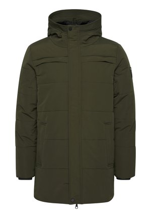Parka in verde oliva imbottito con cappuccio, caratterizzato da cuciture verticali, tasche laterali e una chiusura frontale con zip fissata da bottoni.