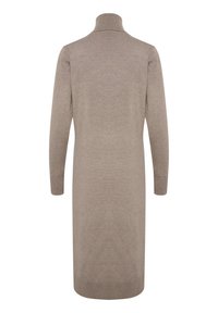 Robe-pull beige en maille avec un col montant, des manches longues et une coupe droite, présentant des poignets et un ourlet côtelés. Texture lisse.